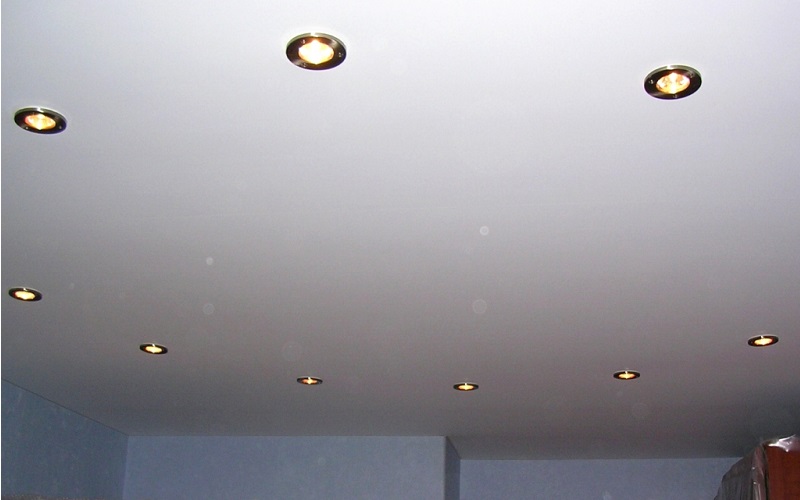 монтаж светильников в натяжной потолок